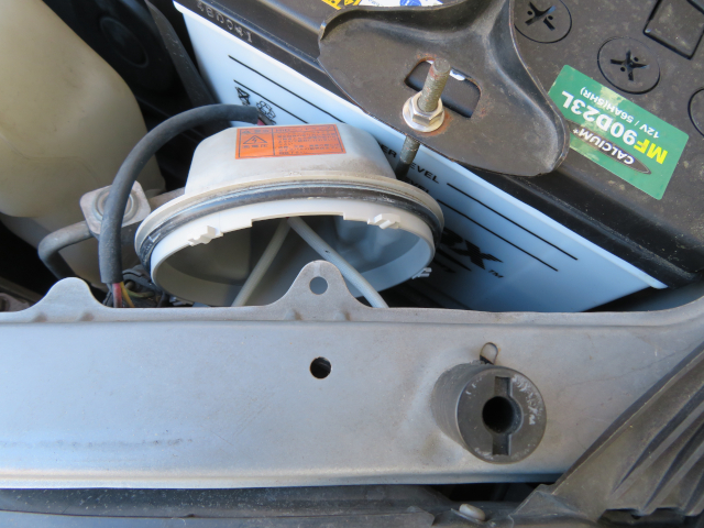 レガシィB4 HIDバルブ取外し