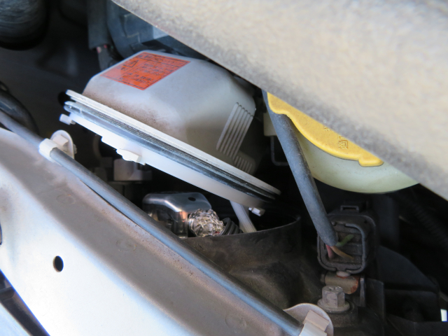 レガシィB4 HIDバルブ取外し