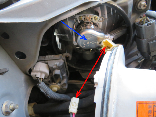 レガシィB4 HIDバルブ取外し