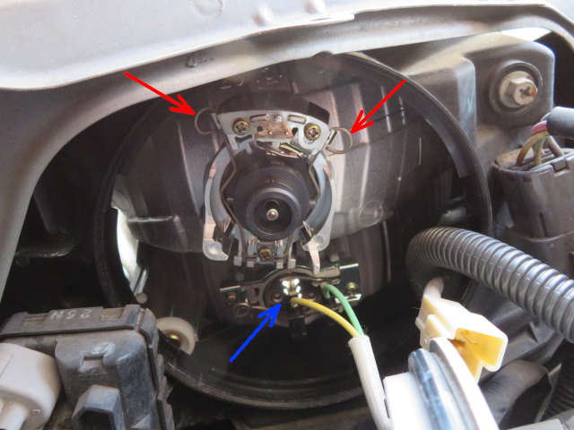 レガシィB4 HIDバルブ取外し