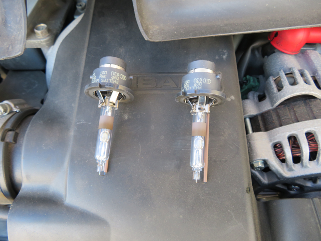 レガシィB4 HIDバルブ取外し