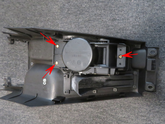 レガシィB4備付ドリンクホルダー取外し