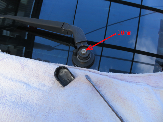 レガシィB4後側ワイパーアームの取外し