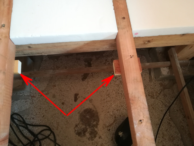 断熱材落下防止材取付